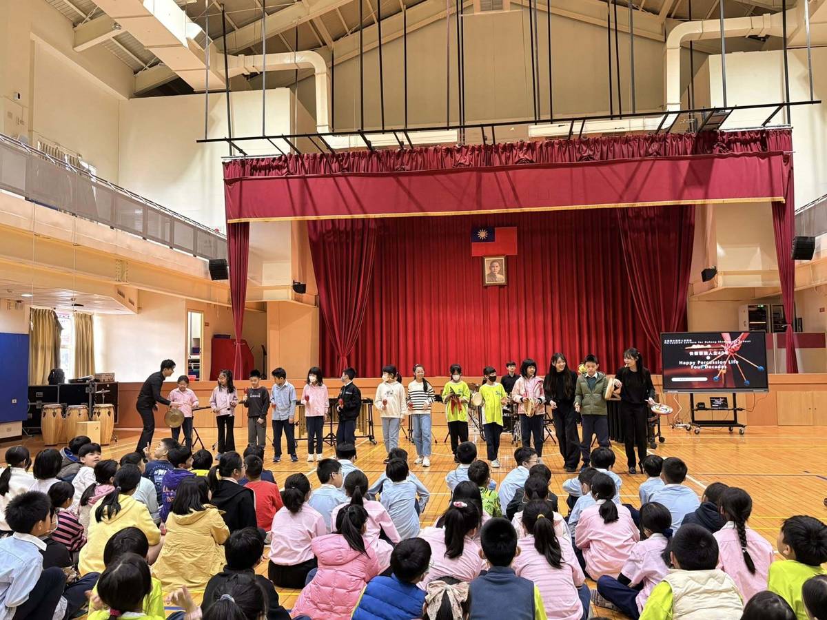 大龍國小學生上臺體驗打擊樂器