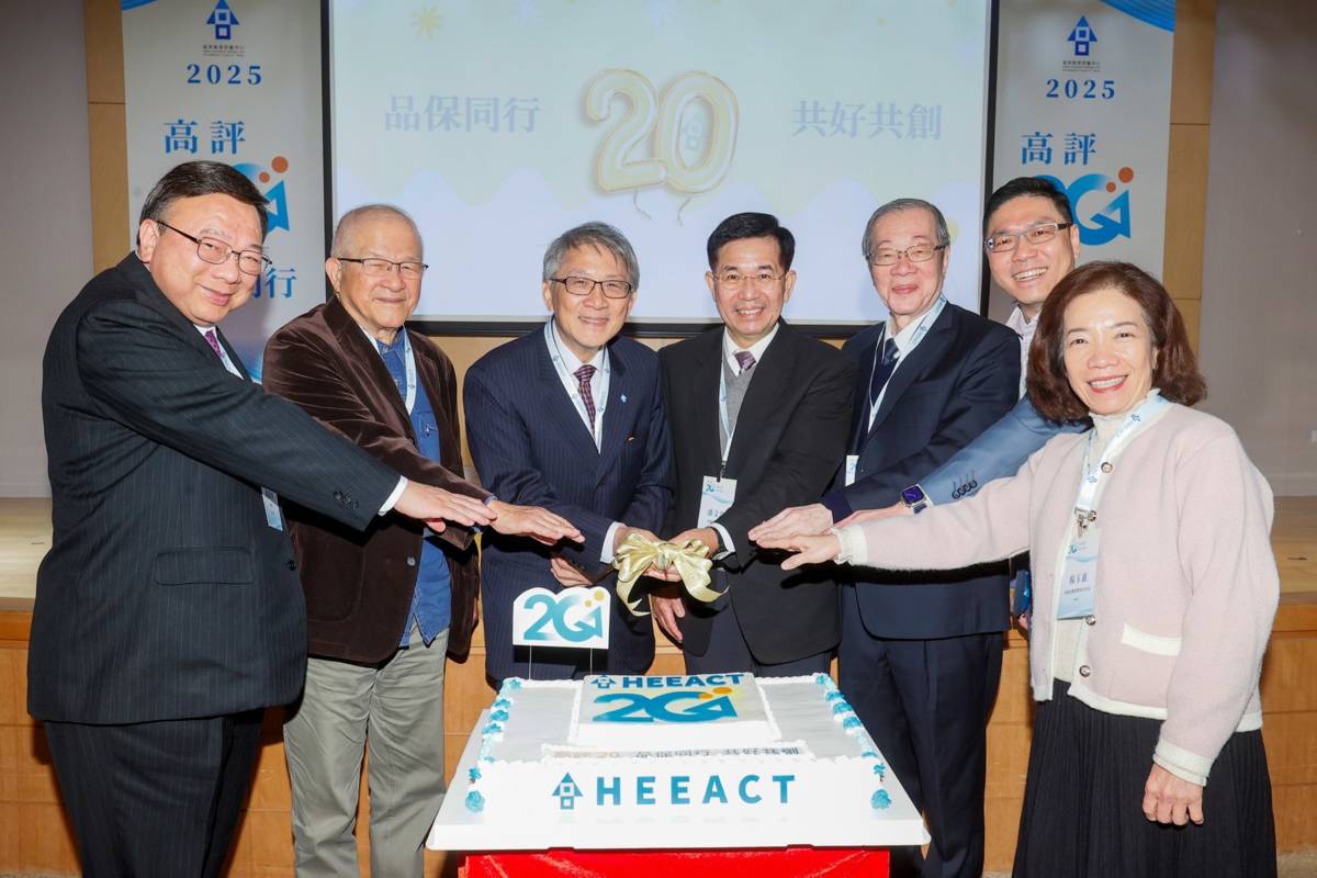 歡應儀式由歷任董事長與教育部代表切蛋糕，(左起)為劉維琪前董事長、鄭瑞城前董事長、李德財董事長、前教育部部長潘文忠、黃榮村前董事長、高教司司長廖高賢、技職司司長楊玉惠