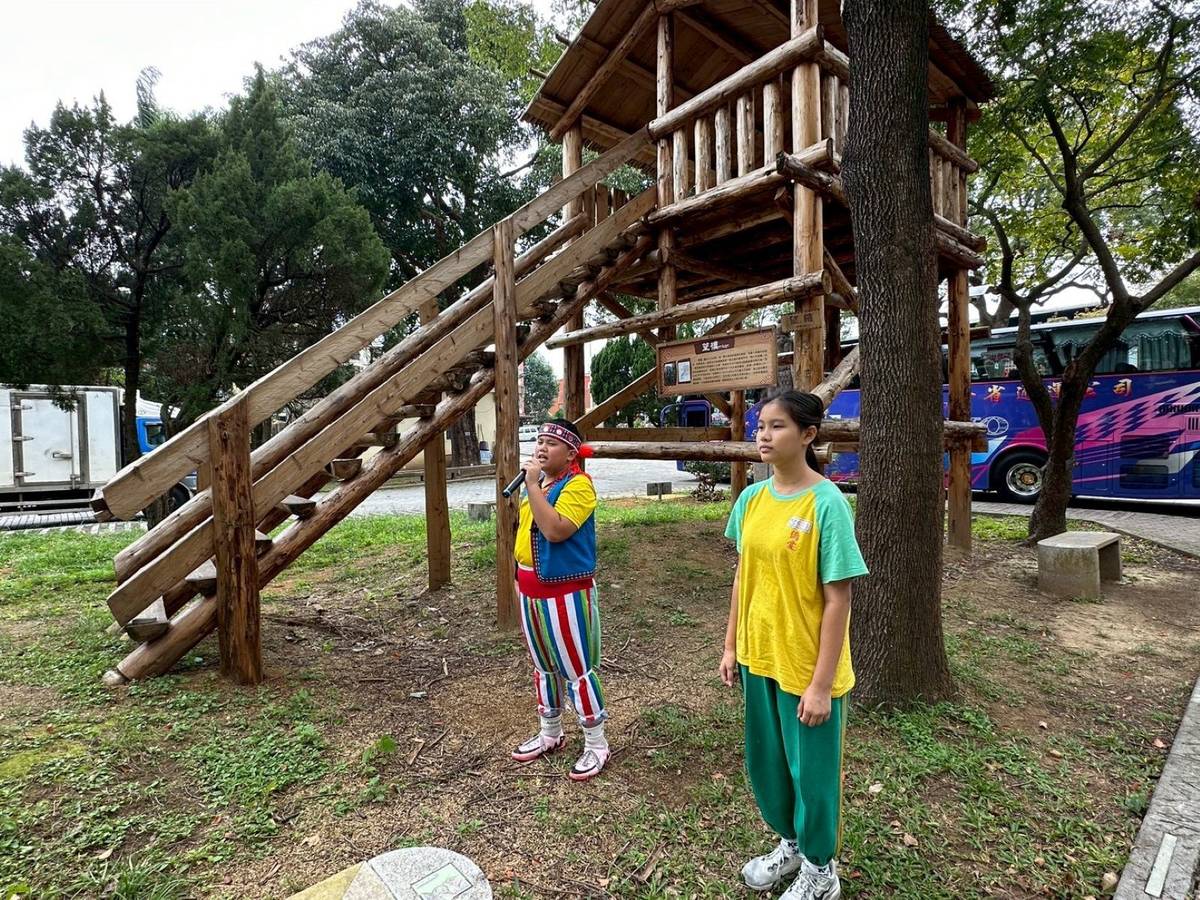 桃園市僑愛國小小導覽員向來賓介紹傳統望樓文化意涵與功能 (教育部提供)