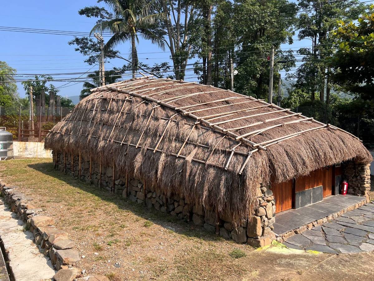 屏東縣古華國小打造南排灣族特色建築龜甲屋，使用天然材料建構而成 (教育部提供)
