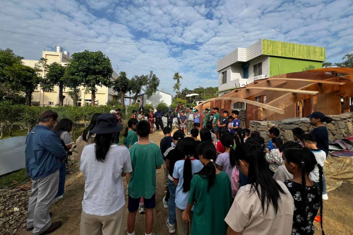 屏東縣古華國小師生與耆老共學傳統家屋立柱及上梁儀式 (教育部提供)