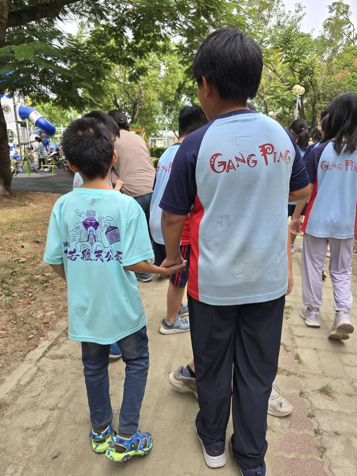 特教生與一般生在共融遊戲場幸福同樂 (教育部提供)