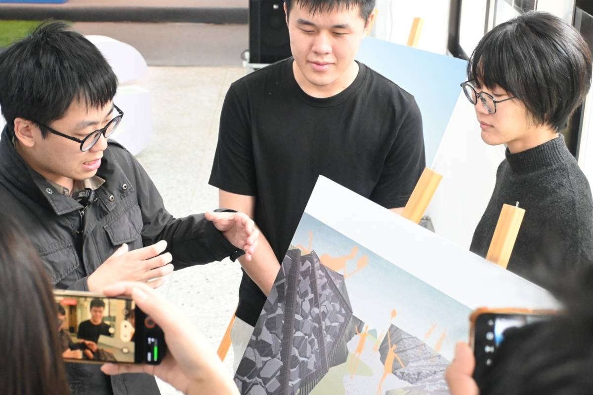 第一名作品觀濤一隙的設計團隊，說明創作理念。