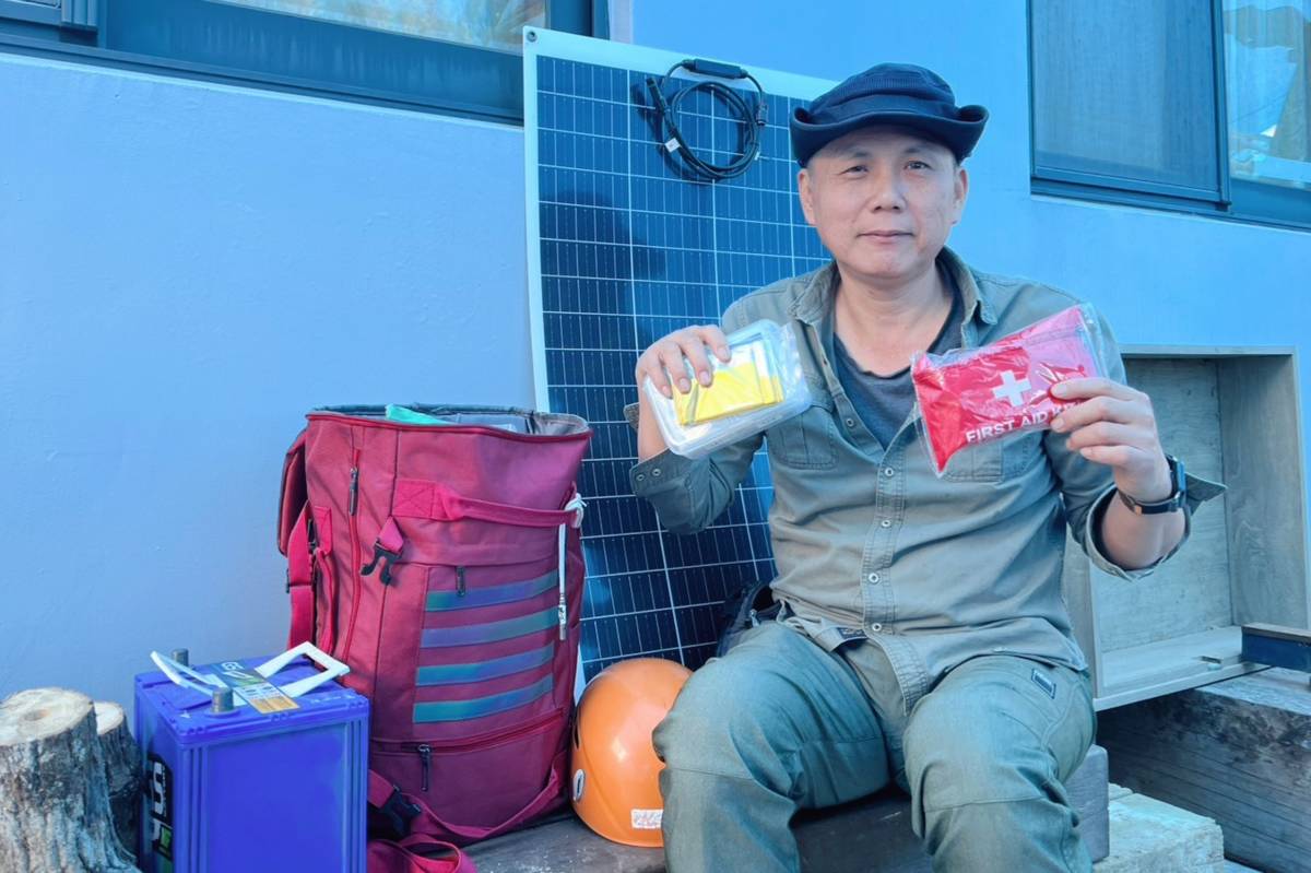 從軍中退伍之後，許瑞明回到故鄉臺東從事環境教育與社區工作，他體認到防災向下扎根的重要，也呼籲緊急救難包平常就要先準備好。