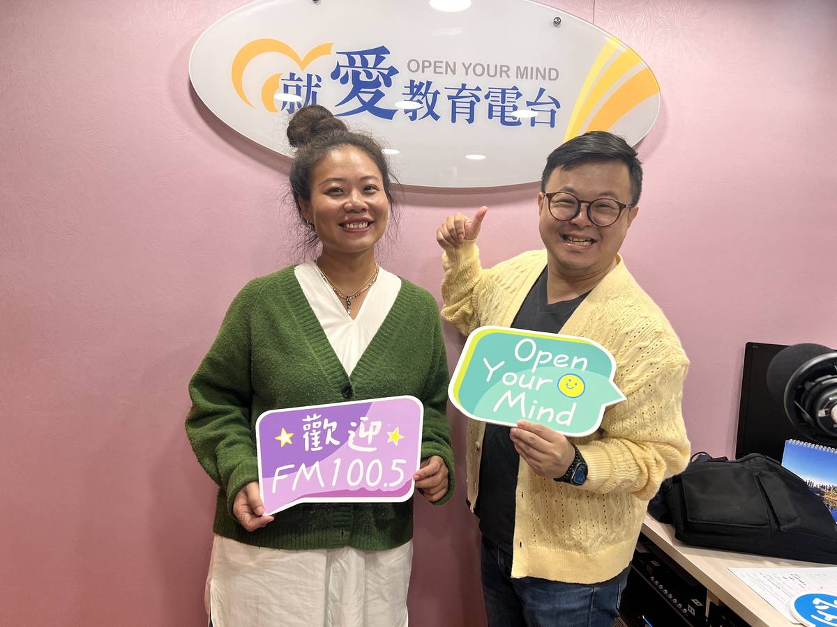 布藝創作者聽聽到教育電臺臺東分臺「職想和你聊聊天」分享布包創作的心路歷程。