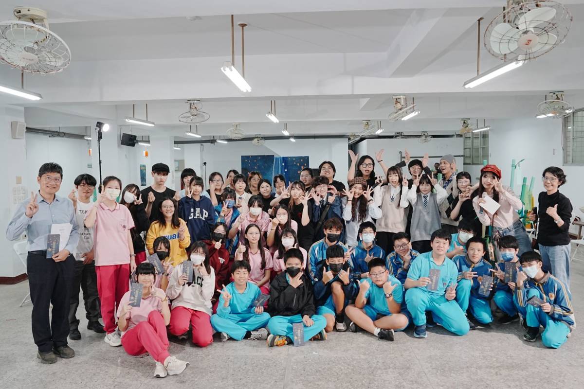 南大戲劇系《星星的影子》演出結束後，劇組與安南國中師生合影留念。