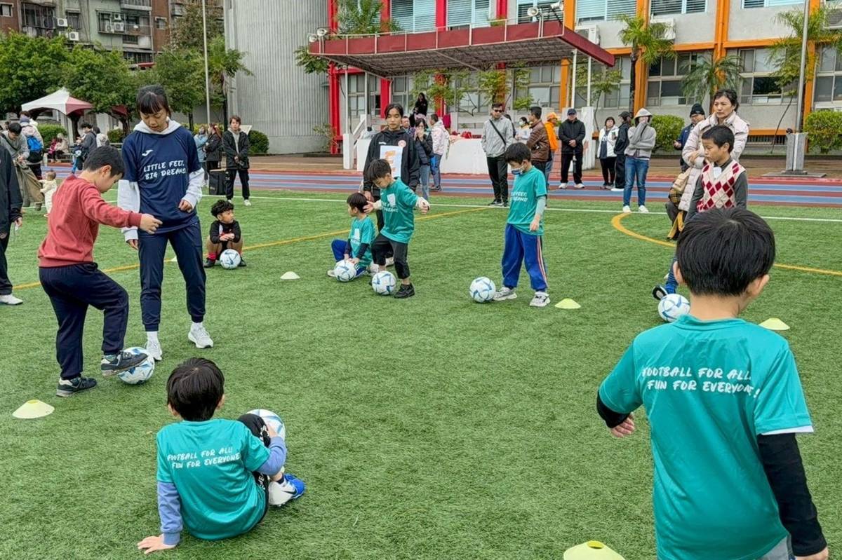 新北自強國小百位學童熱情參與 展現草根足球精神