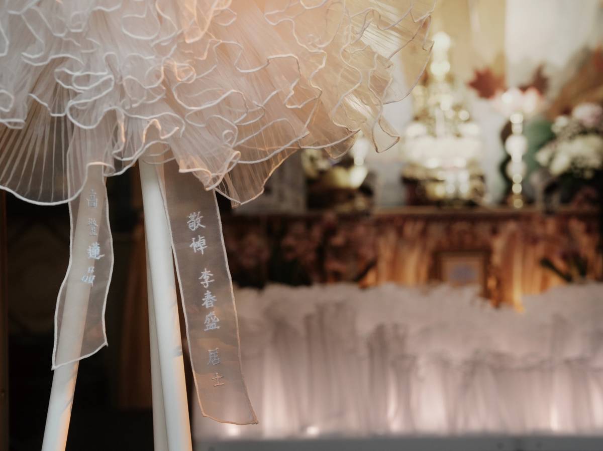 展覽和裝置作品（Exhibition and Installations）《留逝》以永續與情感為核心，打造可重複使用、兼具永續概念的沉浸式悼念場景。(臺科大提供)