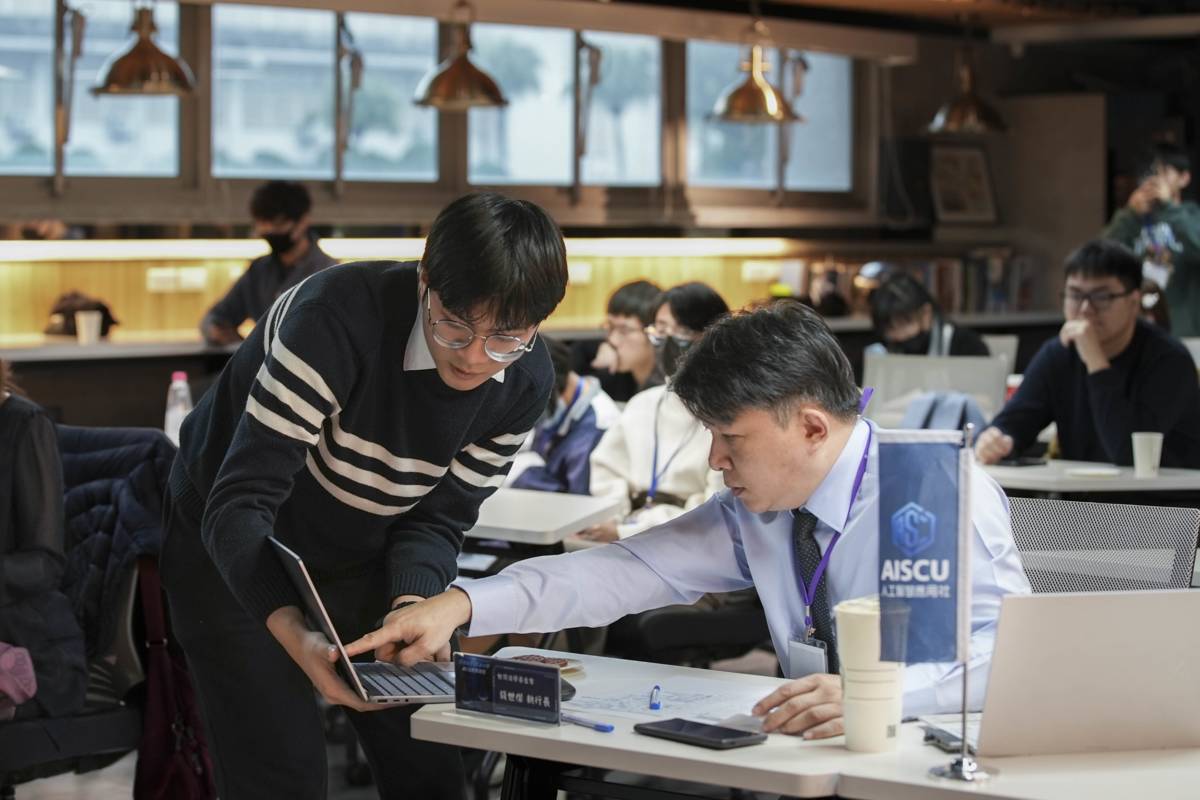 參賽者與評審進行實作交流