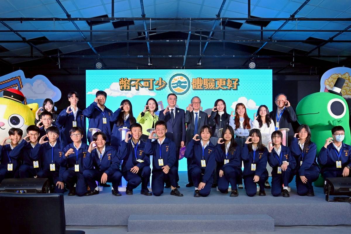 文化部舉行「文化新世代：幣不可少，體驗更好」記者會活動，宣布明年起13-22歲可領用1200點文化幣。(行政院提供)