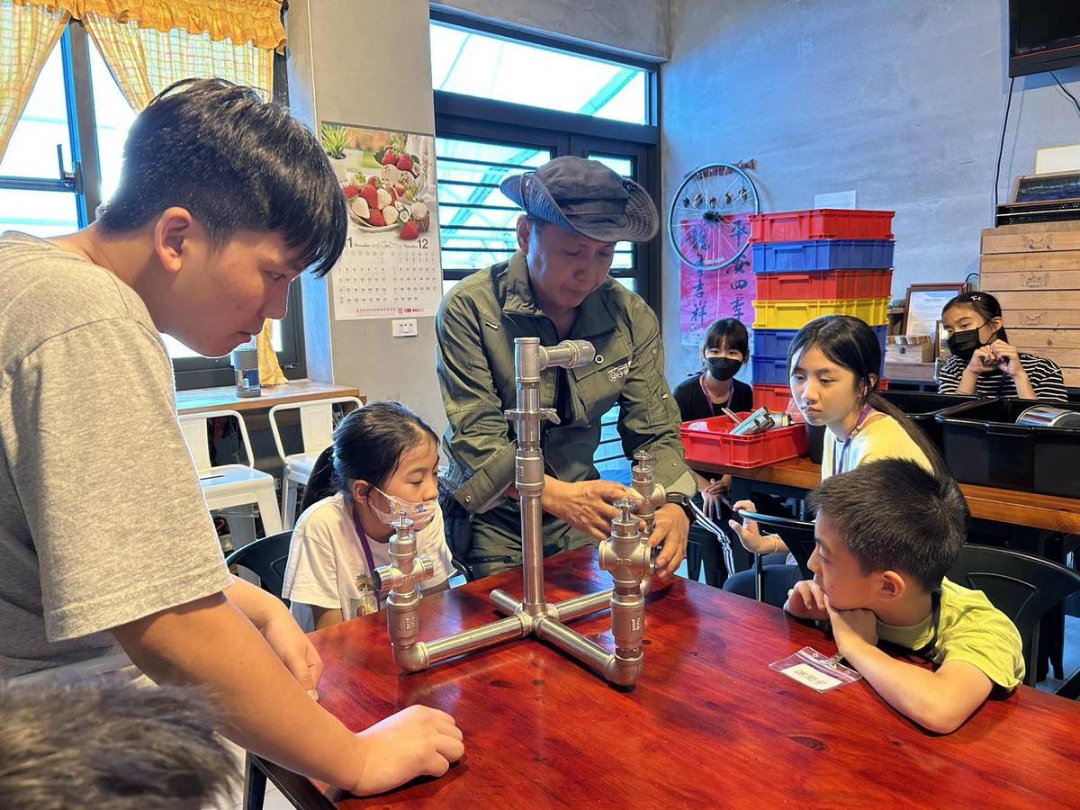 防災觀念從小扎根非常重要，許瑞明利用機會為青少年解說相關知識。