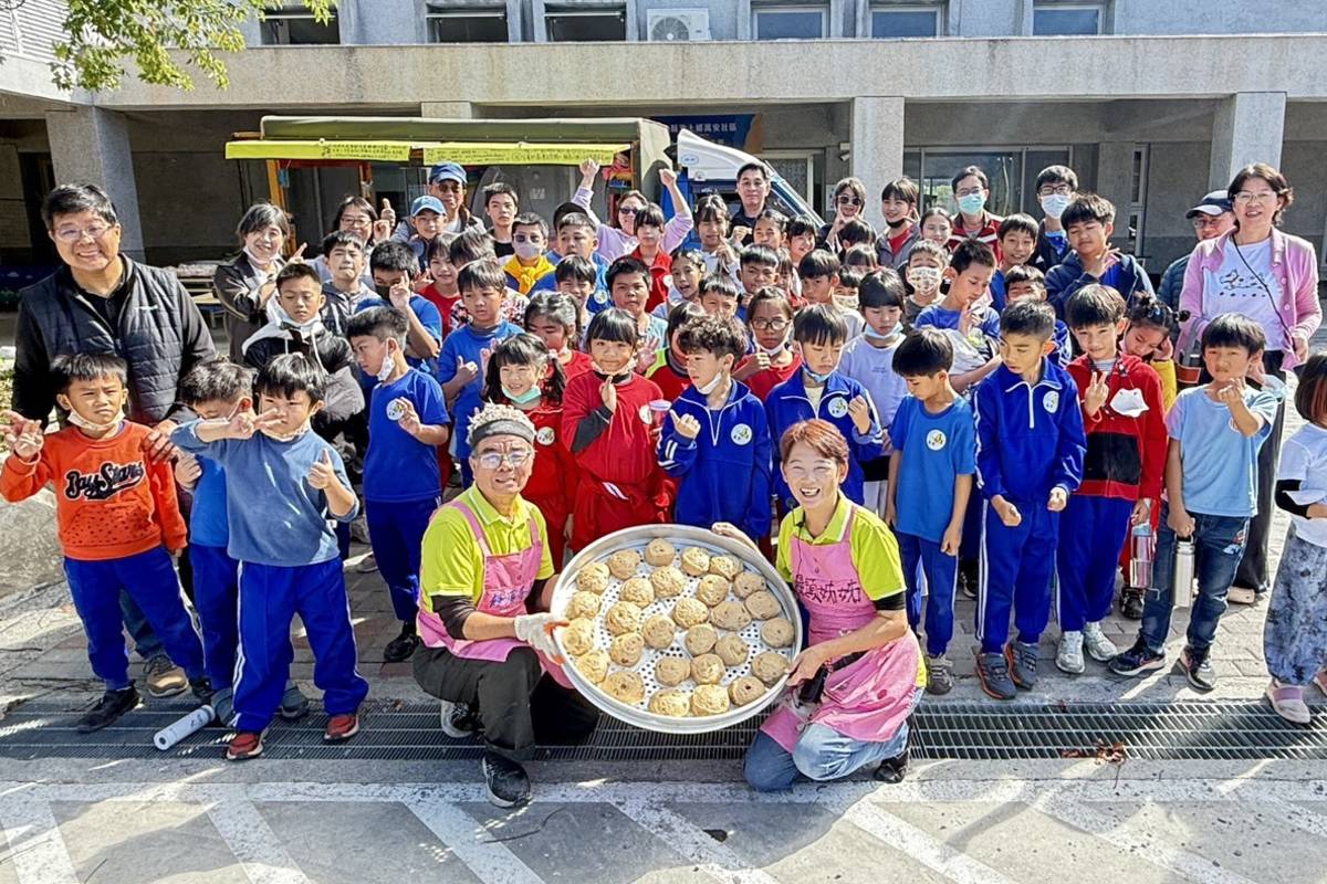 饅頭夫妻第11年環島做饅頭分享愛行動，來到臺東縣，第一站前往池上鄉的萬安國小。