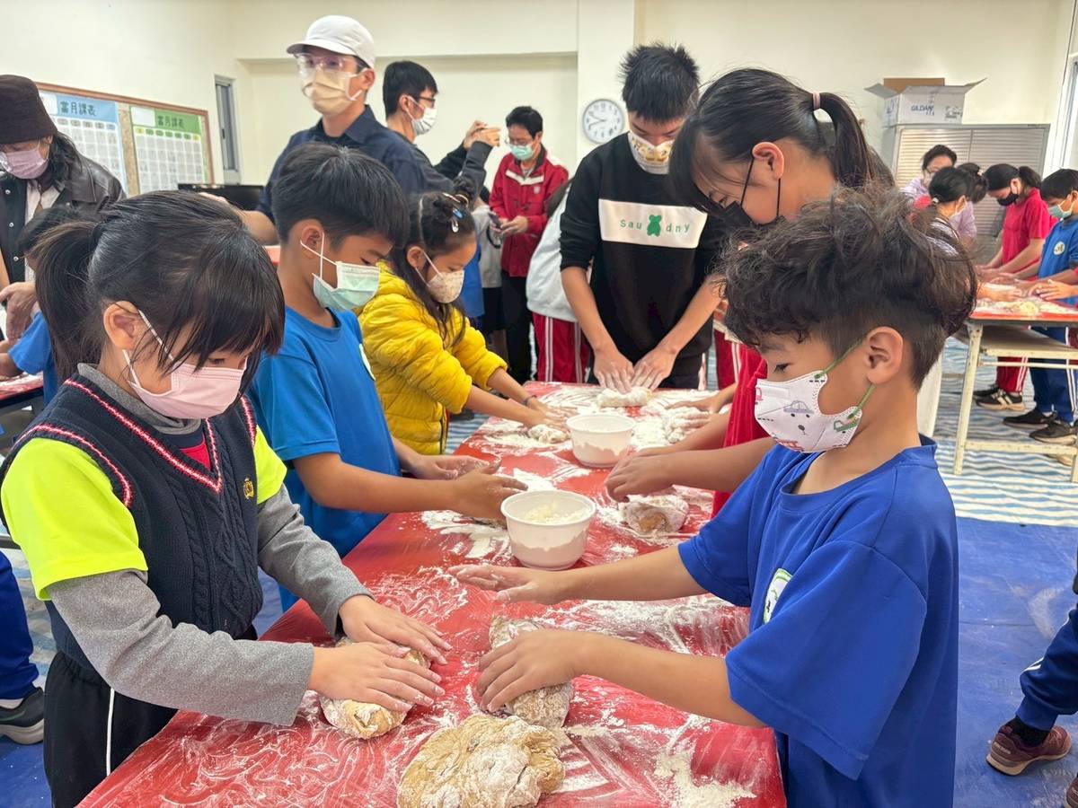 萬安國小和振興分校的小朋友認真做饅頭