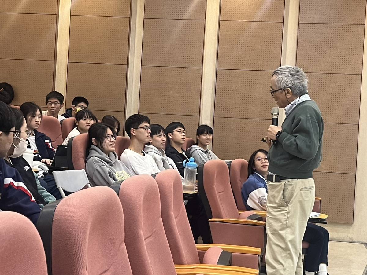 周成功教授鼓勵對生物領域有興趣的學生自主學習