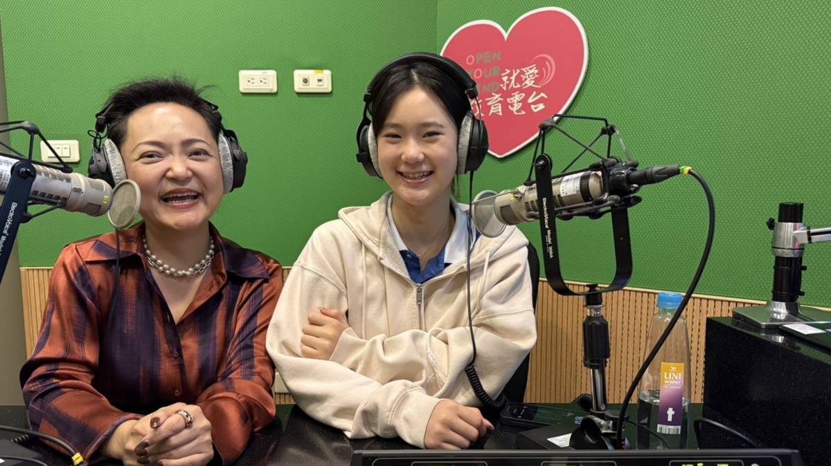 史上第一人，來自台灣年謹16歲女孩王儀珊，拿下2025 女子單人標準舞世界錦標賽雙面金牌。
國標舞女孩王儀珊、儀珊媽媽朱世琦分享，登上世界冠軍的 心路歷程。
 