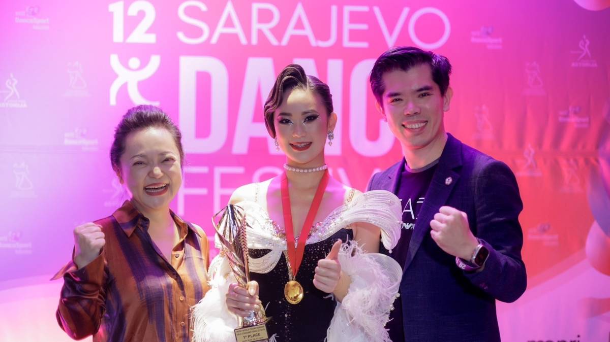  台中明道中學高二學生王儀珊，獲得首屆女子單人標準舞世界錦標賽雙料冠軍，是世界運動舞蹈史上第一人，開心與媽媽朱世琦、教練趙群倫分享榮耀。