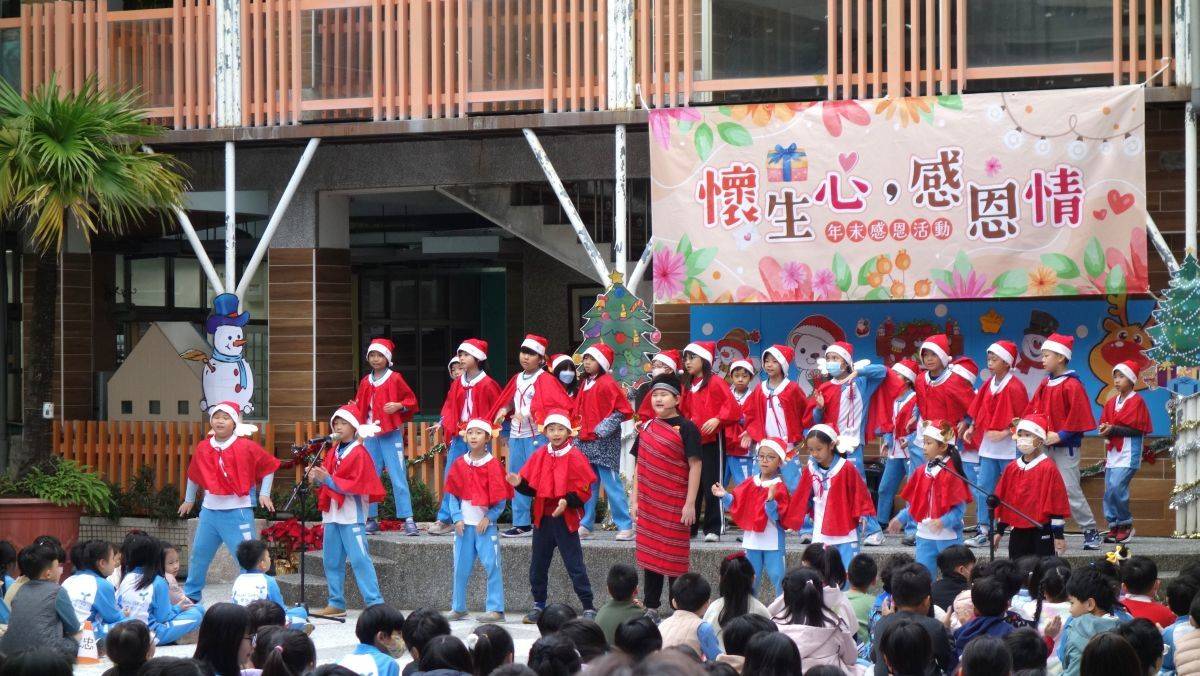 高年級學生演唱原住民歌曲