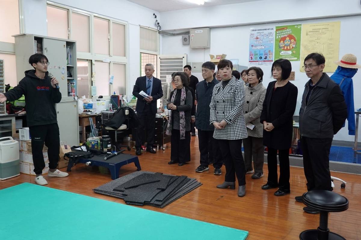 監察院教育及文化委員會巡察新北市明德高中防護室。(監察院提供)