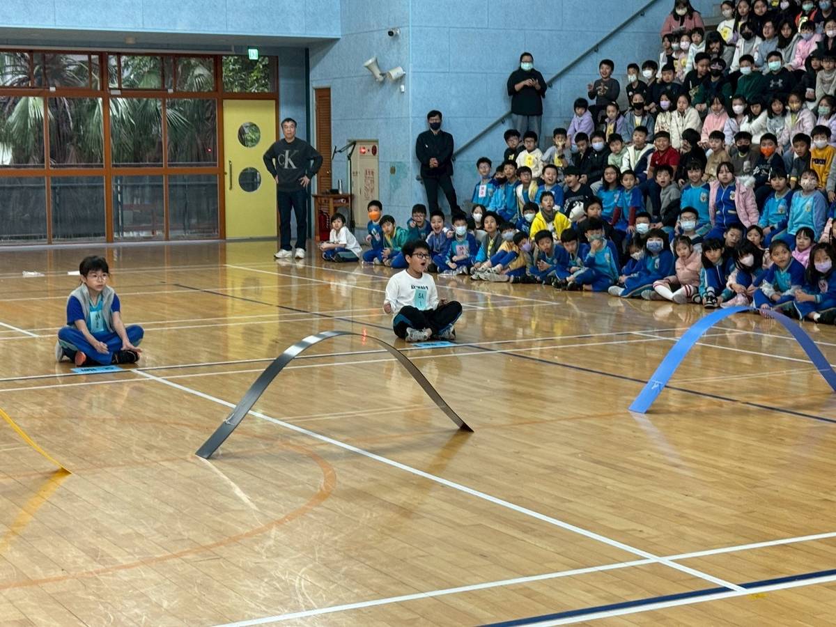 高年級組要在10秒內通過拱門並抵達終點