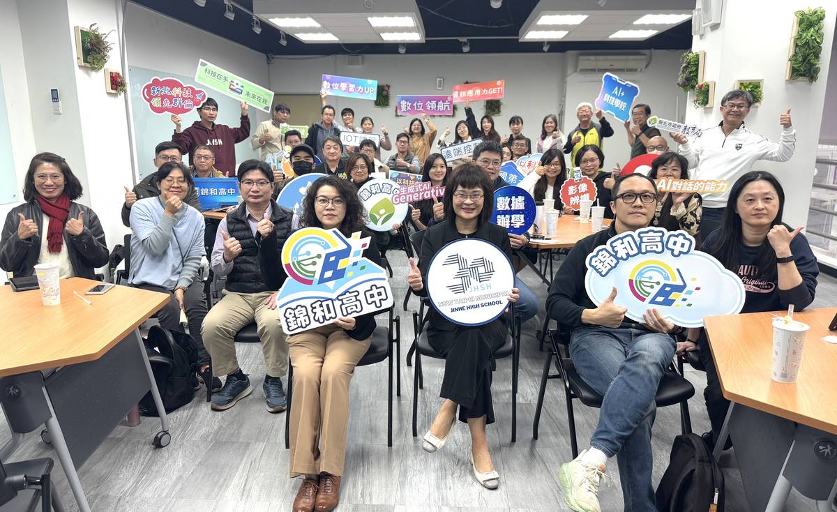 淡江大學林嘉琪教授（前排中）、錦和高中張純寧校長（右三）與新北市典範學校合影