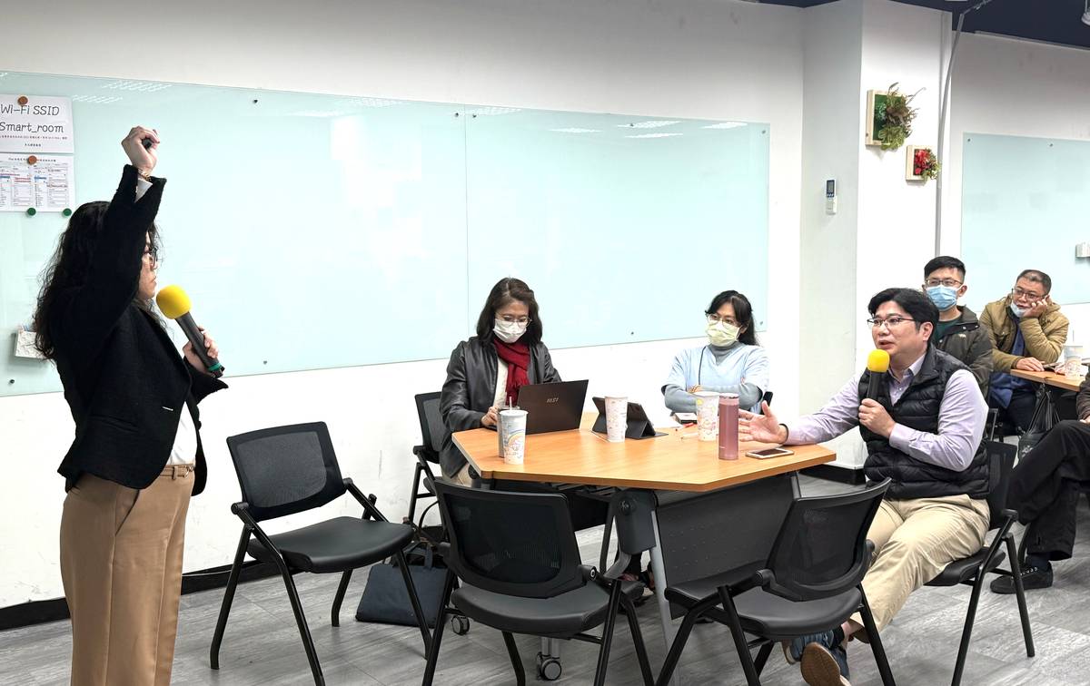 林嘉琪教授以真實案例引導教師進行倫理思辨，現場教師踴躍回應，激盪AI議題在課堂實踐