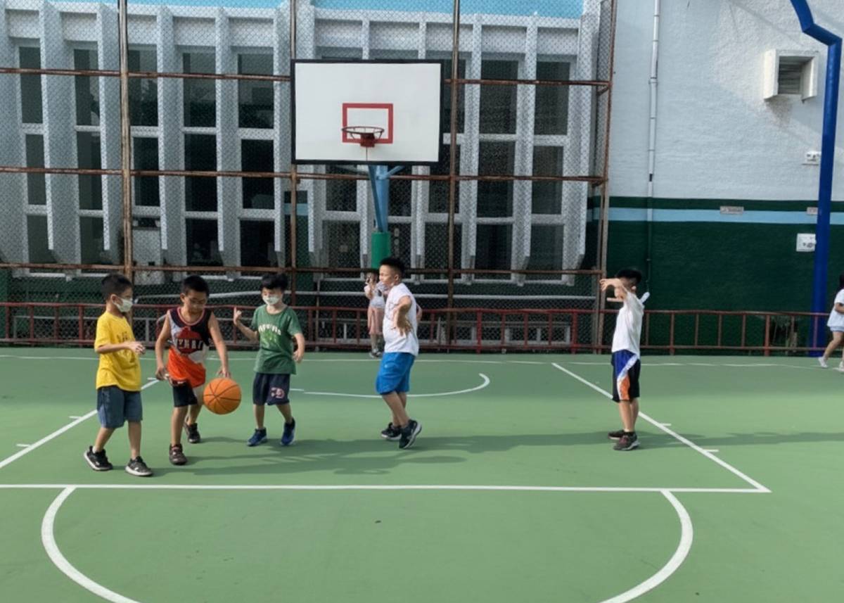 苗栗縣建功國小課後班學生完成作業後，從事籃球運動