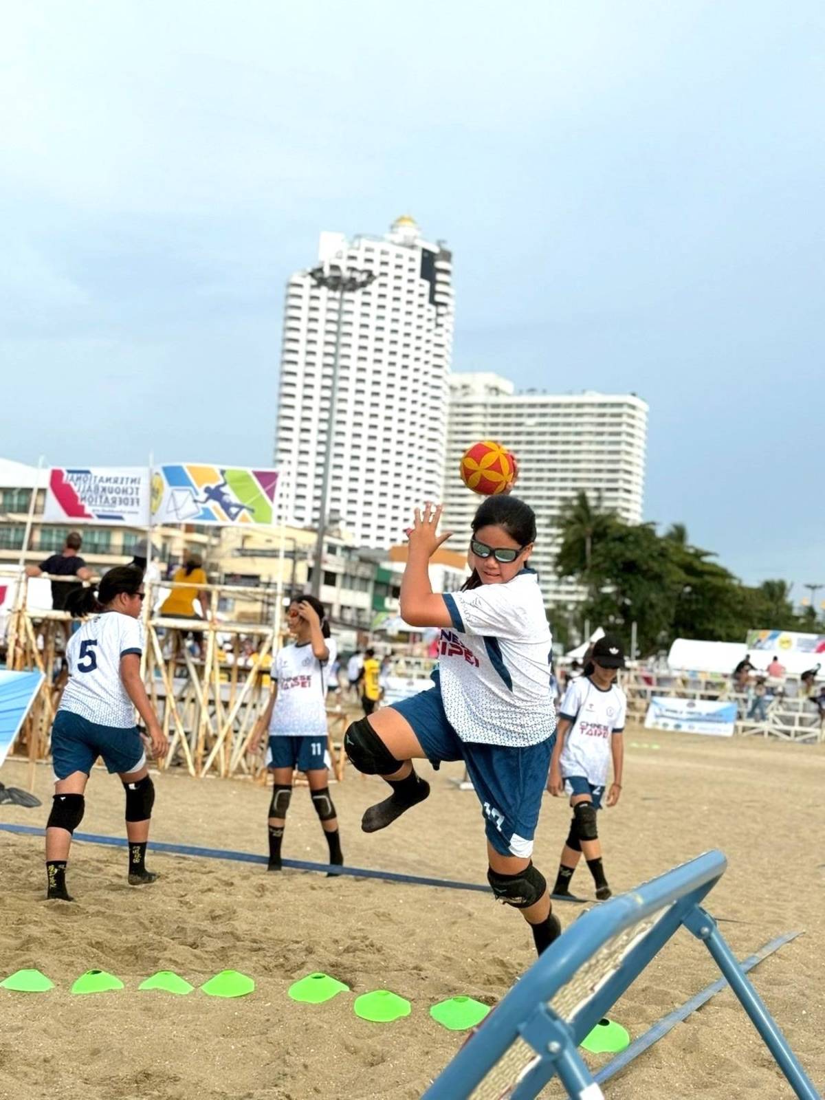 球員吳永約多次成功守住球，還完成關鍵得分