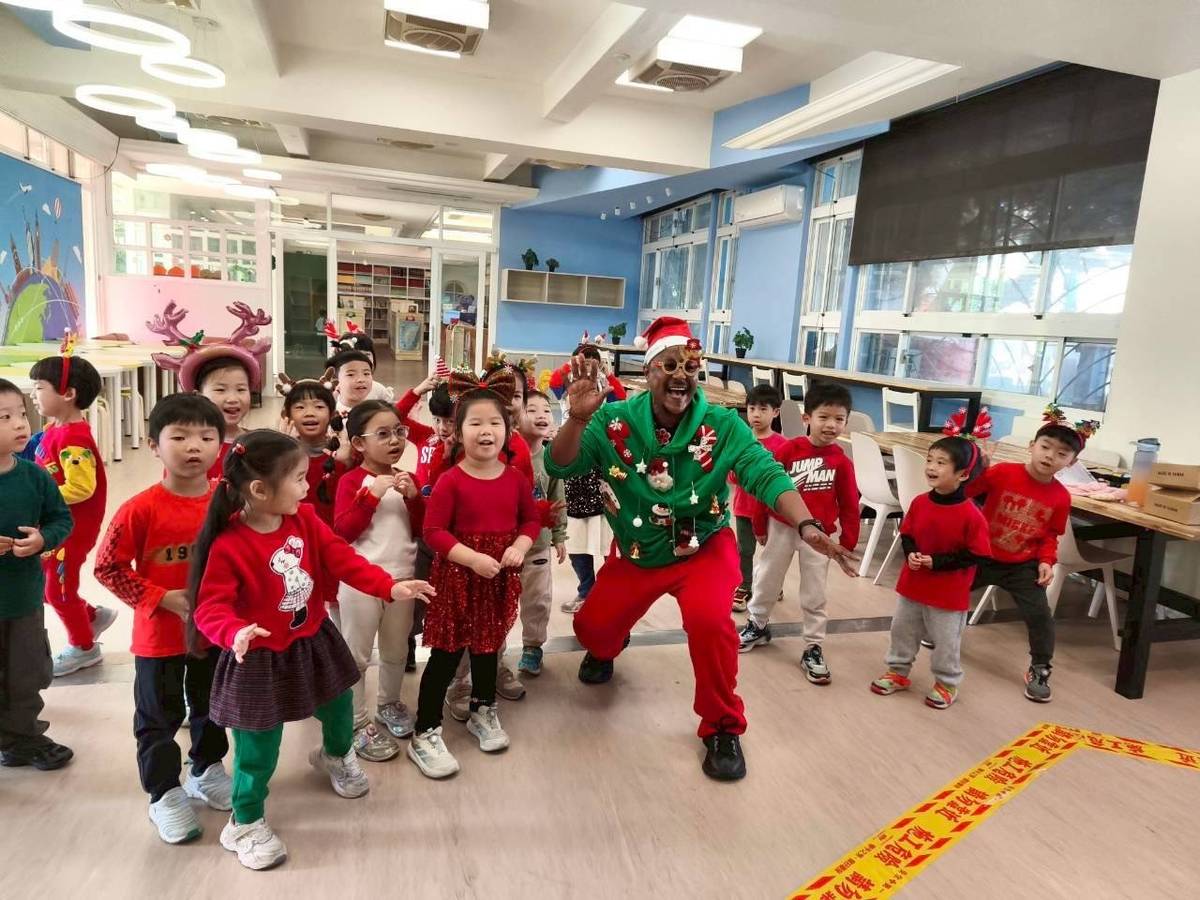外師與學生在「玉成好書室」進行「聖誕快閃活動」