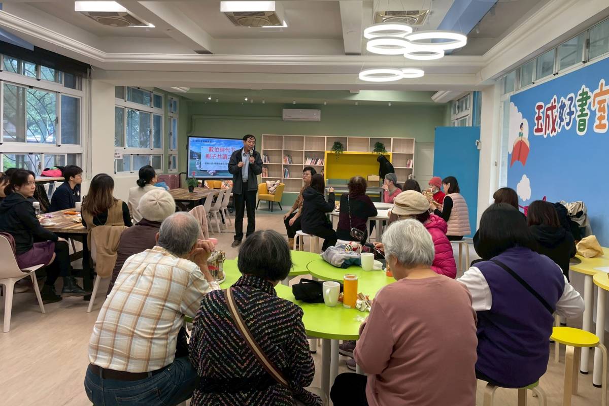 北市玉成國小「玉成好書室」兼具親師溝通交流、樂齡學習及親師專業成長功能