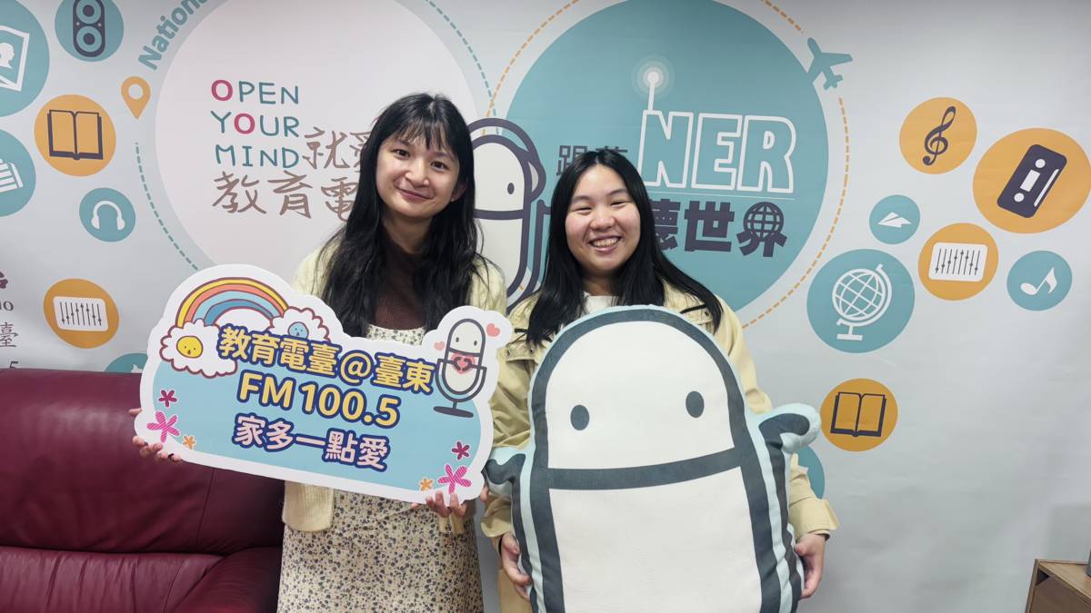 惠婷(左)與佳昀介紹故事盒創作的歷程