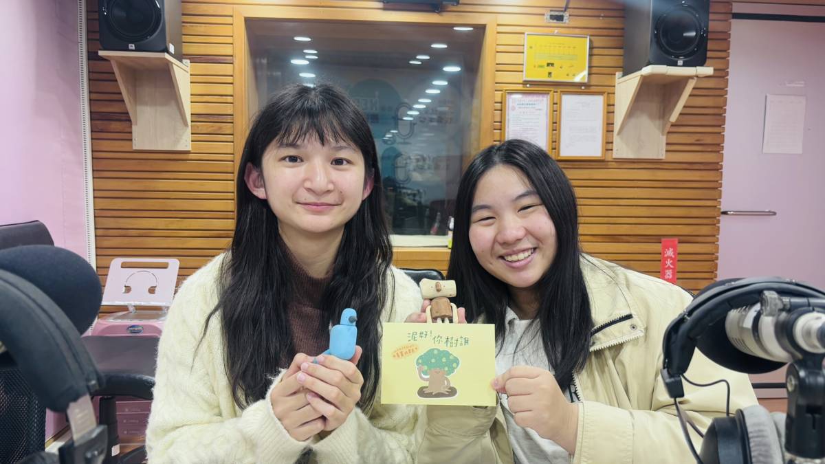 惠婷(左)與佳昀介紹故事盒創作的歷程