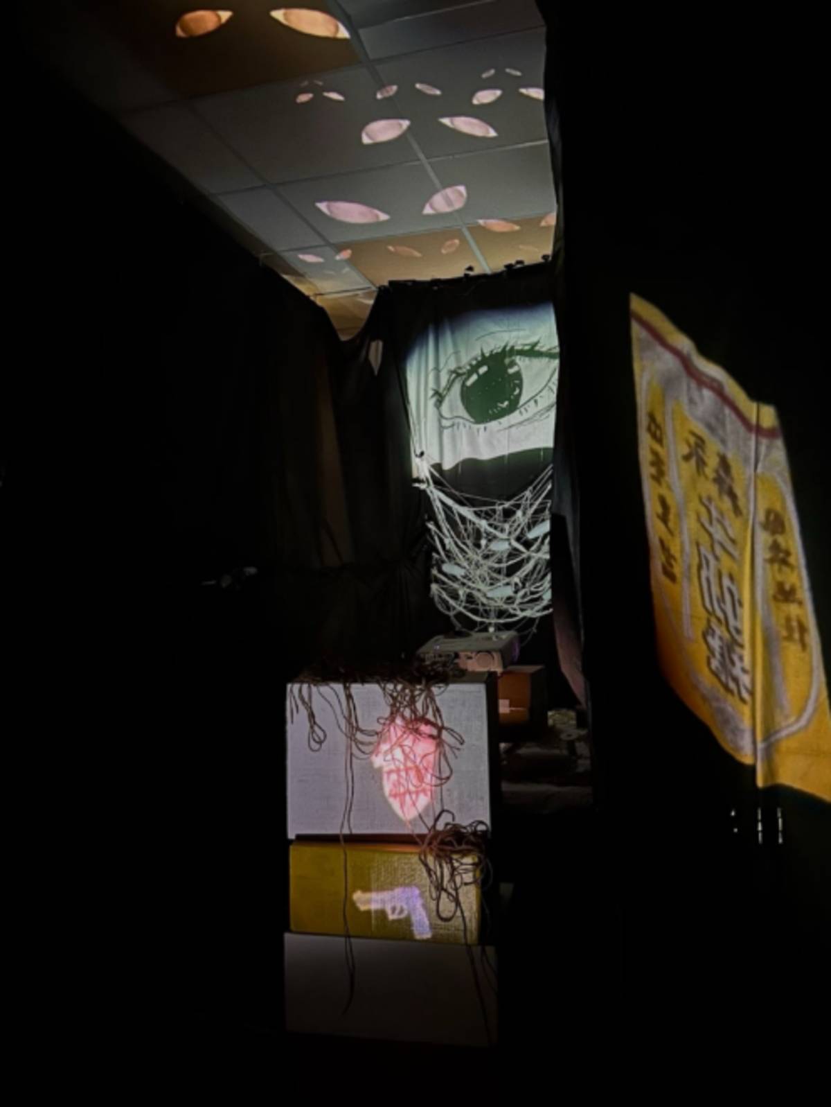 〈淚線—飛行的過程〉展場運用眼淚及麻繩等物件，呈現飛行員心境的起承轉合