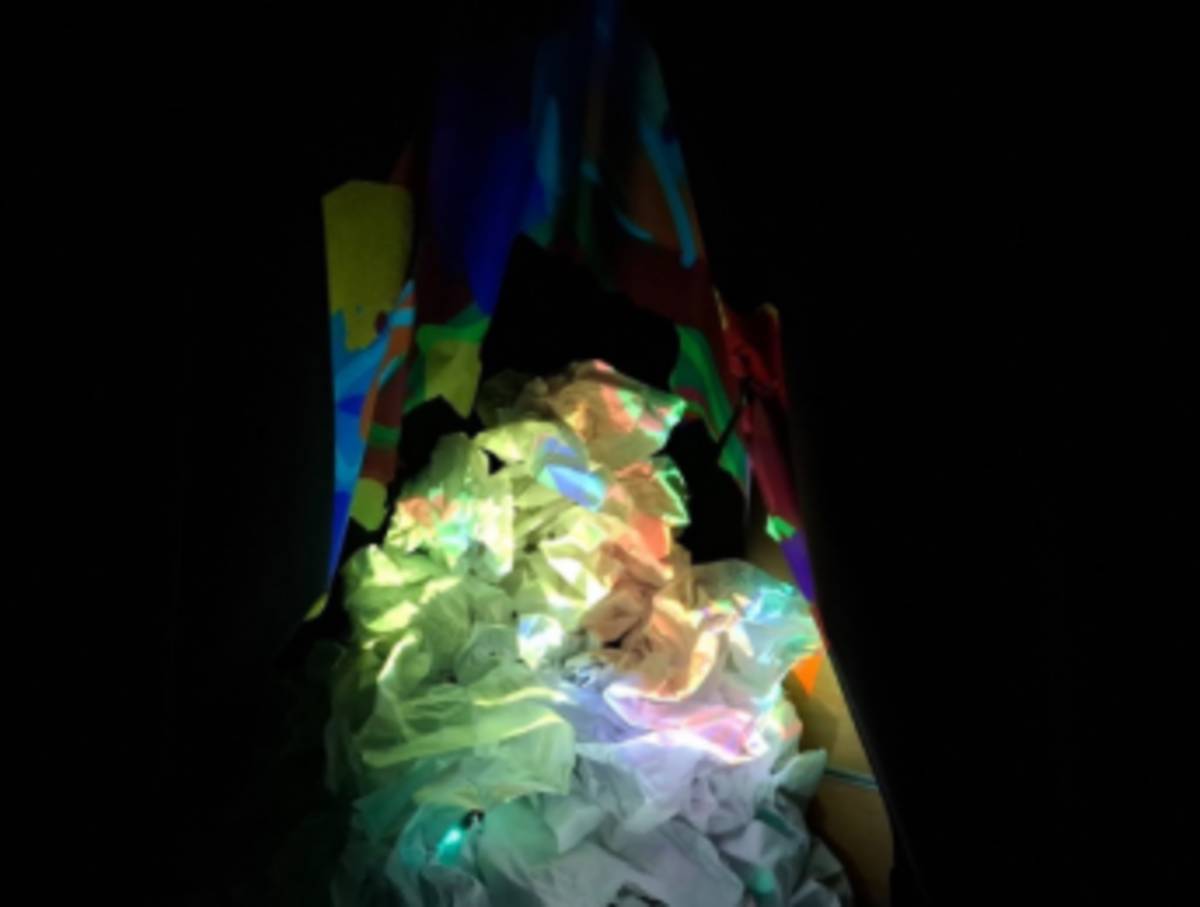 〈破碎的走馬燈—老兵回憶錄〉作品以老兵視角，呈現過去、未來和現在