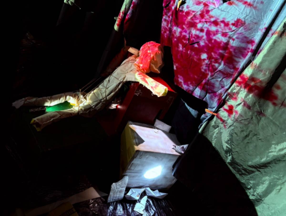 〈水〉作品呼應海上浮屍，讓觀眾感受在戰爭下底層兵的無奈與辛酸

