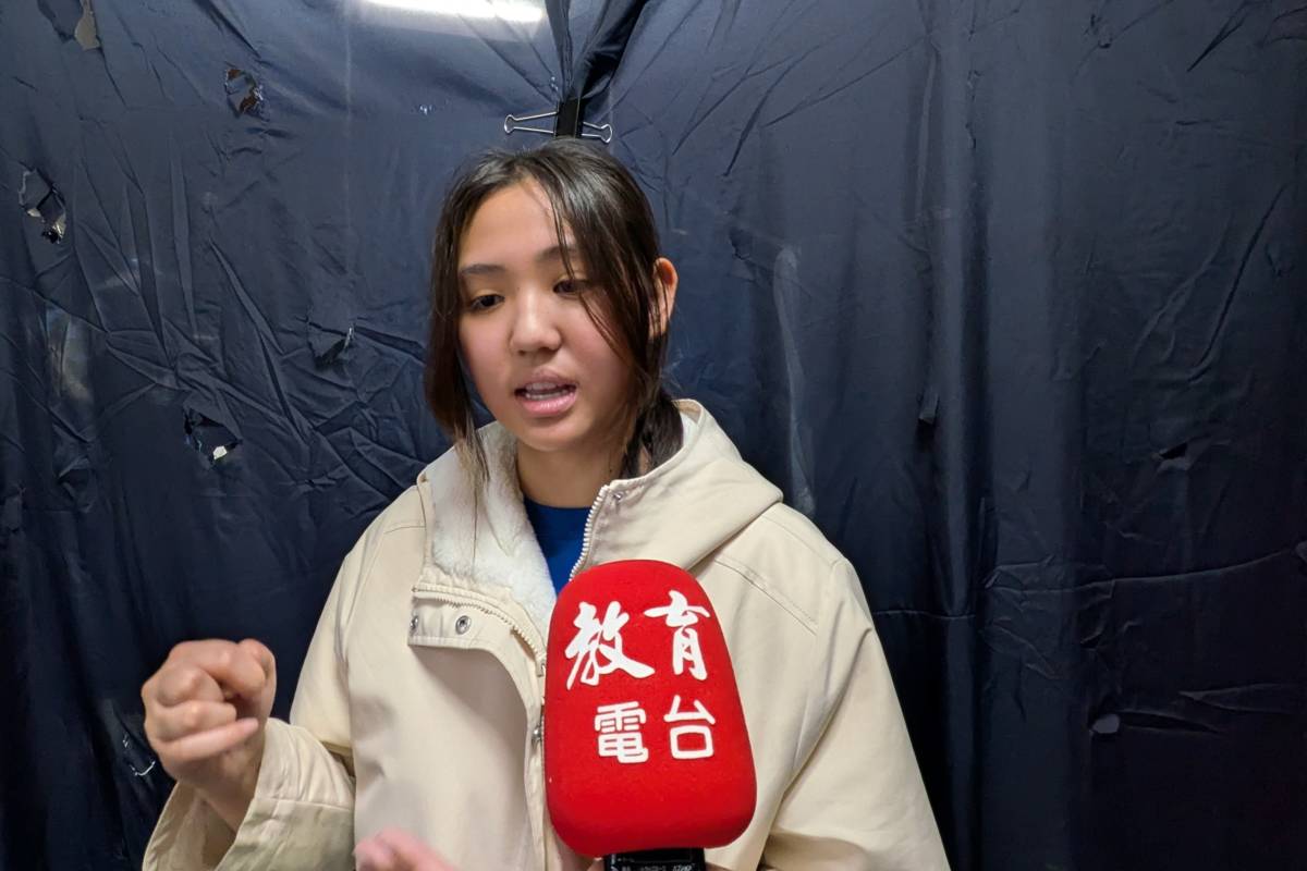 學生蔡頤咸表示，〈尋門〉作品以白色恐怖為背景，引導觀眾穿越狹長黑暗的隧道