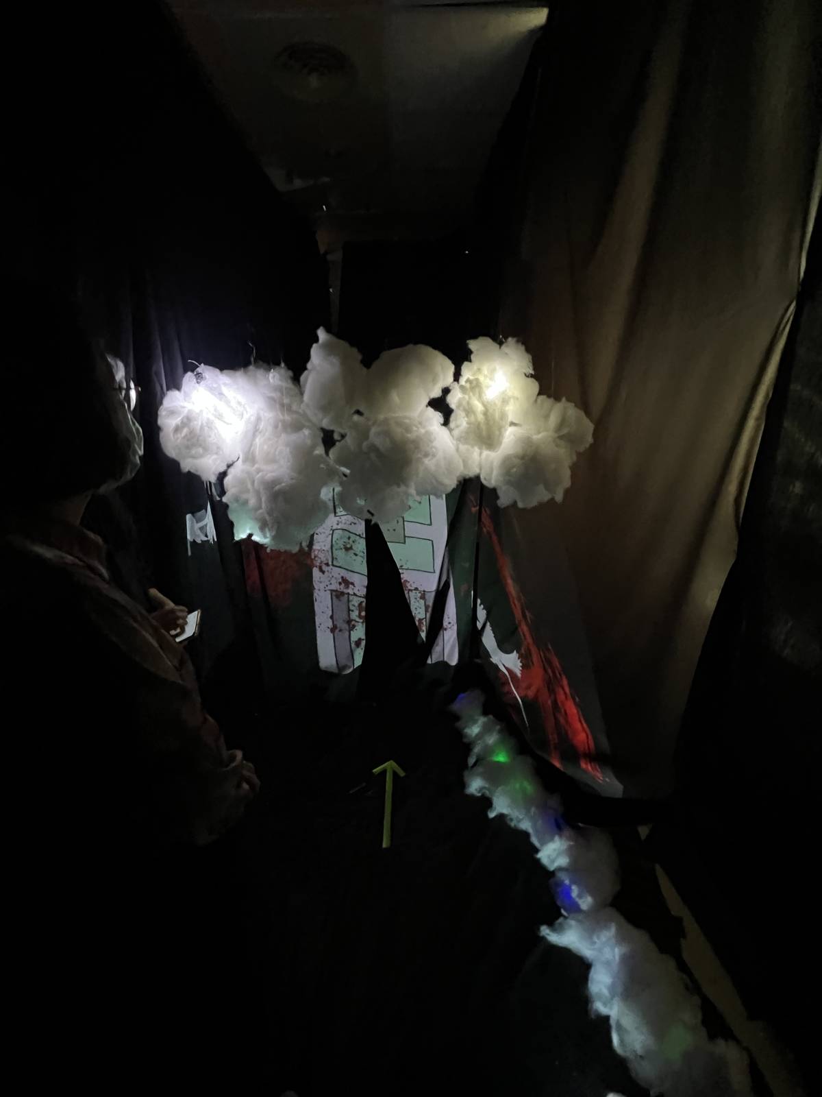 〈尋門〉作品用白雲象徵自由新生，進入隧道後則是獄中黑暗與壓抑的心理