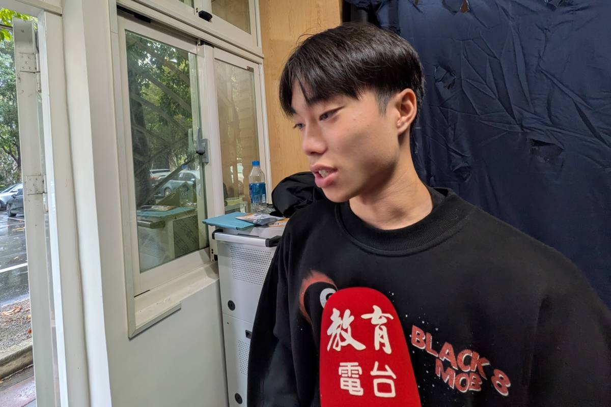 學生劉彥廷表示，動畫〈淚線—飛行的過程〉，述說飛行員從夢想成真到成為戰爭機器的悲劇歷程