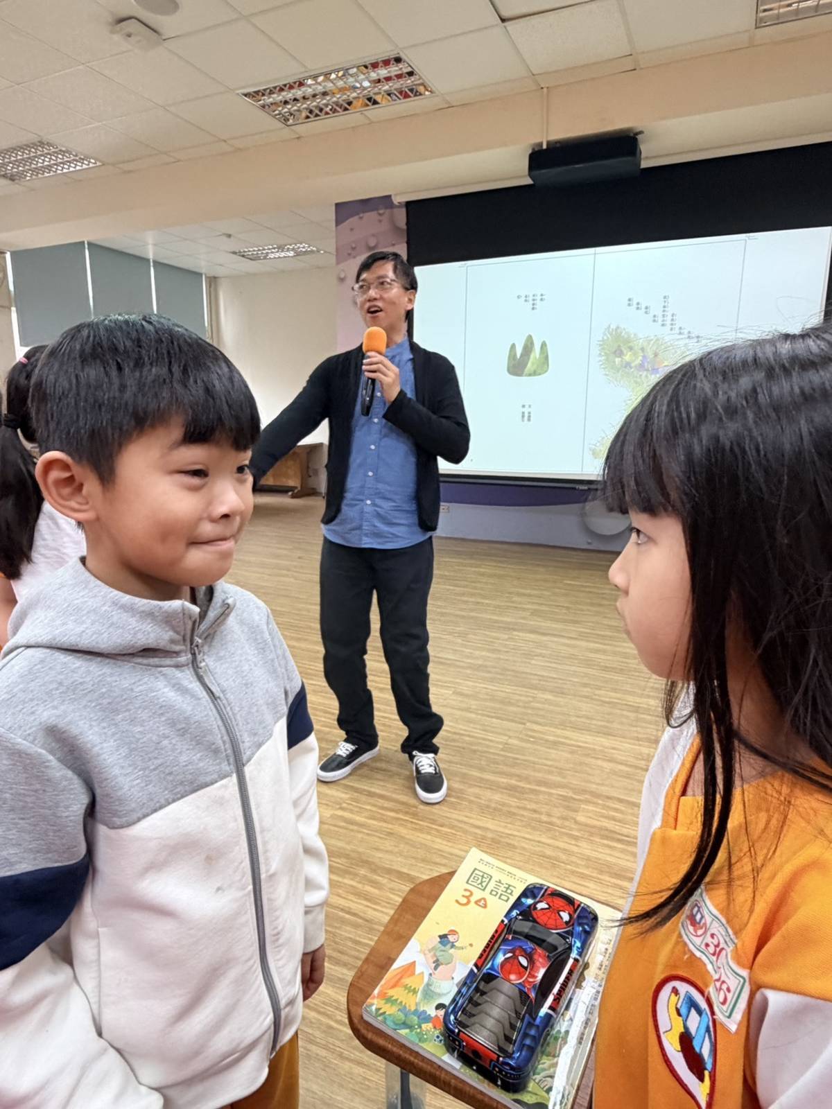 謝鴻文老師以活動引領孩子進入山的世界