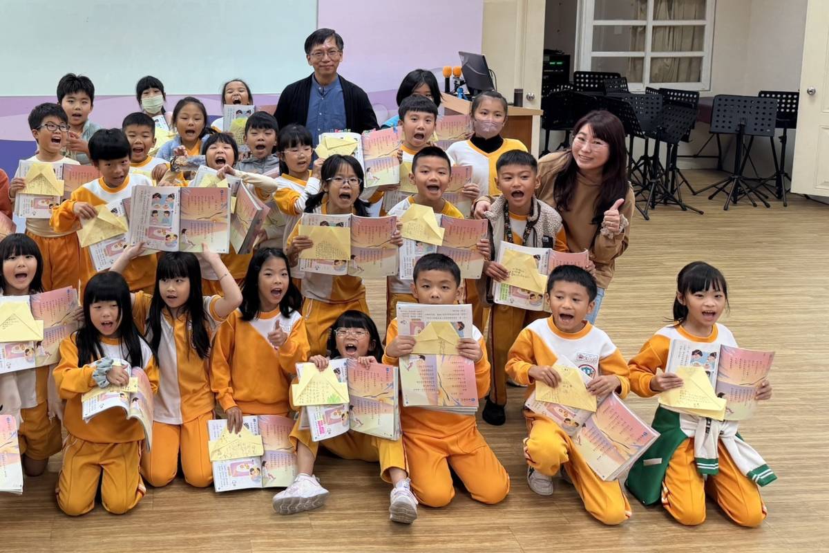 桃園大忠國小「打開山的詩意之門」導讀活動，邀請兒童文學作家謝鴻文入校導讀童詩

