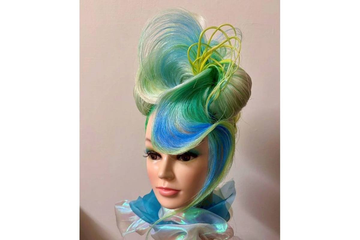 巧妙運用八字編髮拆解技術，搭配刮蓬和抽絲手法，打造出充滿舞台張力的髮型。