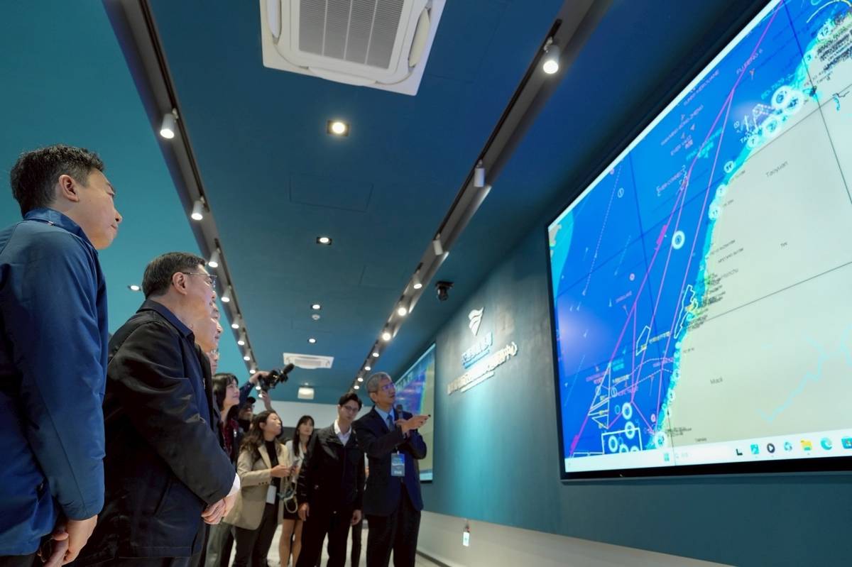 台灣海峽是全球最忙碌的航道之一，每年行經周邊的船舶超過10萬艘次，導入AI智慧科技，保障海上航行安全的「千里眼」。