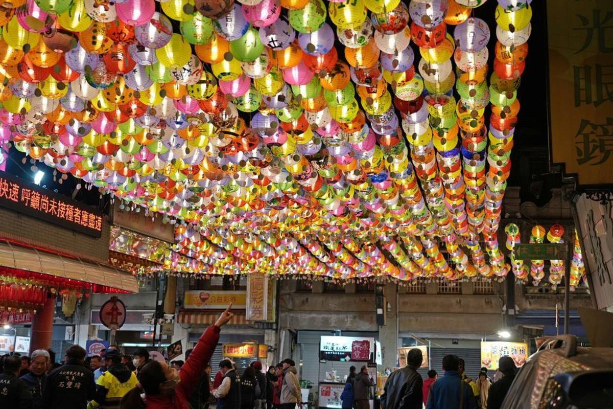 1.8萬顆燈籠燈廊展演，吸引大批民眾同樂。