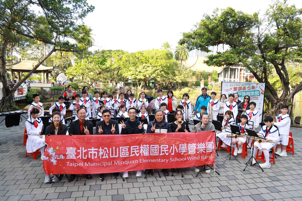 民權國小全體合影（左起）張玉欣主任、鄒基華指揮老師、李承華校長、王蘭生館長、吳國基前校長。(國父紀念館提供)