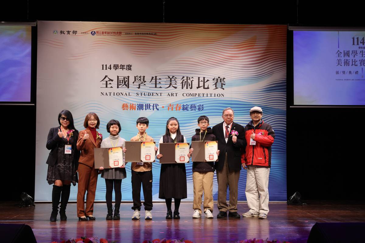教育部武曉霞司長與繪畫類得獎者合影。(教育部提供)