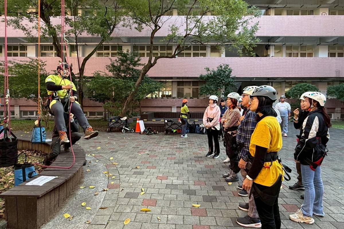 民族實中老師和家長體驗攀樹，實際體驗學生在校的生態體育特色課程

