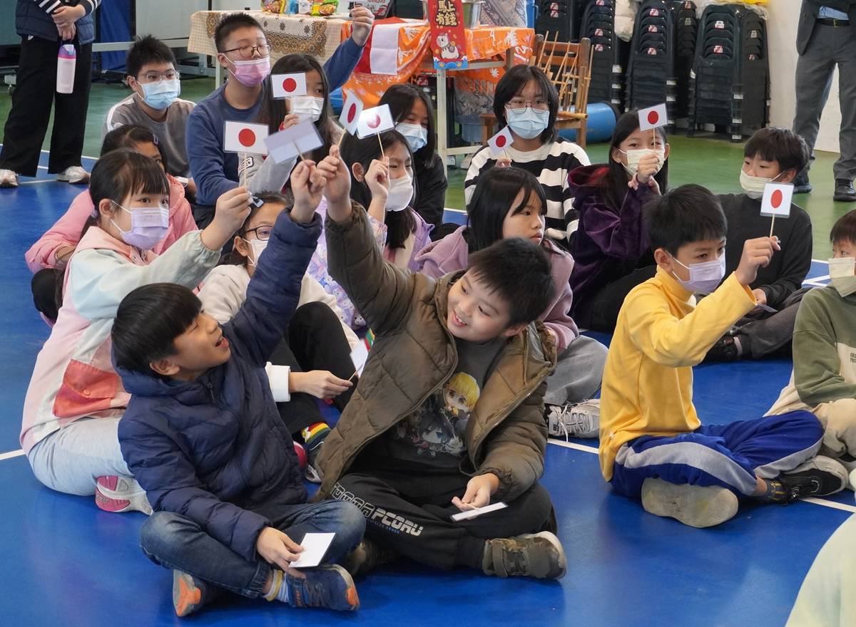 學童在遊戲中認識異國文化。 (元智大學提供)