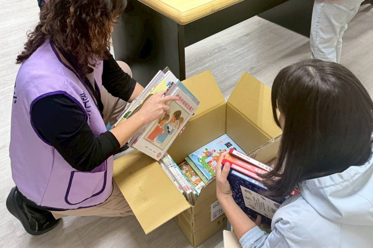 北市建安國小故事志工帶領著二年級學生發起捐書活動，獲得熱烈響應

