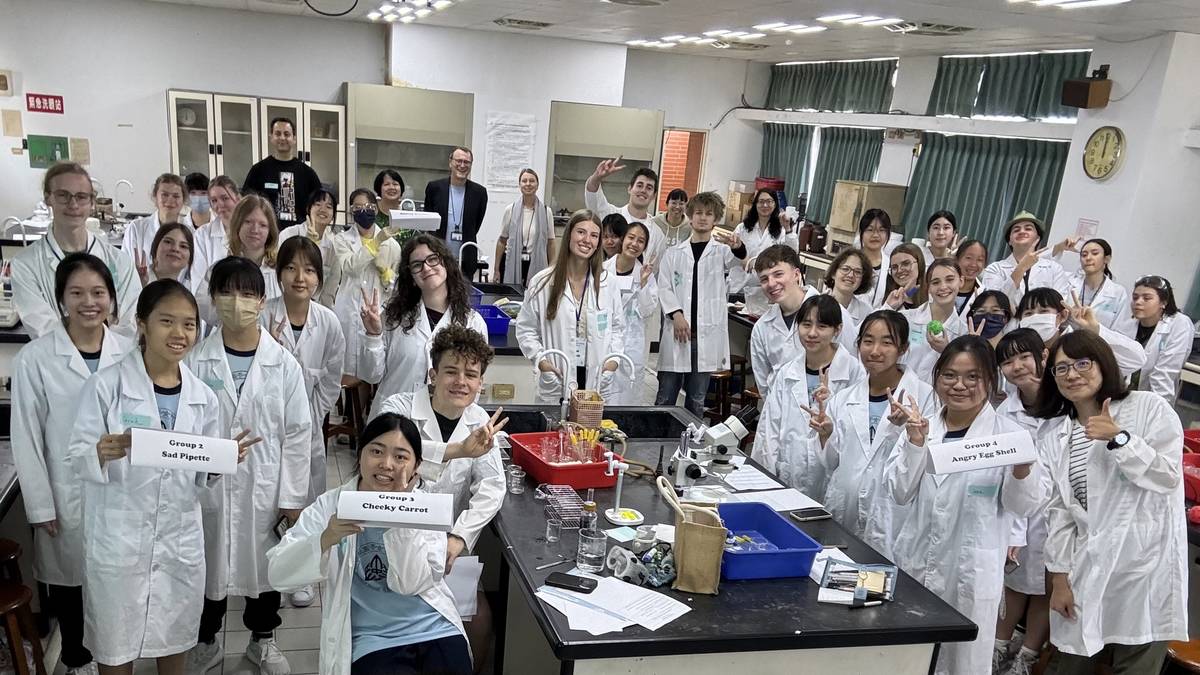 德國交換生與新竹女中學生共同參與酸鹼相關實驗，並練習利用 AI 工具協助文獻檢索與 CERR 論證撰寫。(新竹市政府提供)