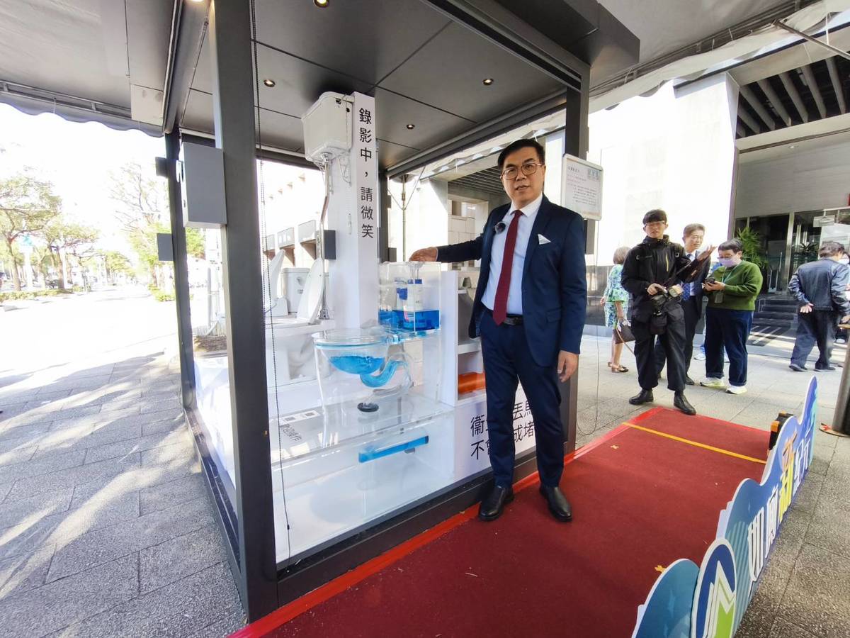環境部部長彭啓明示範。
