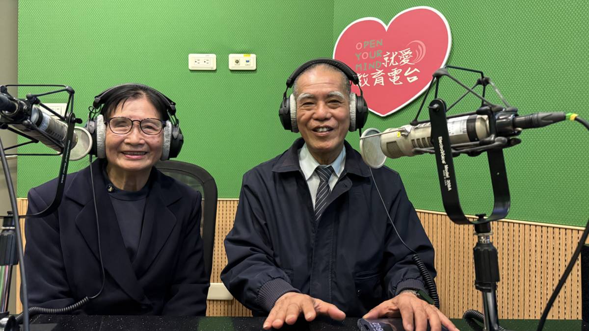 慈濟基金會靜思堂思堂志工曾燈章、簡春微